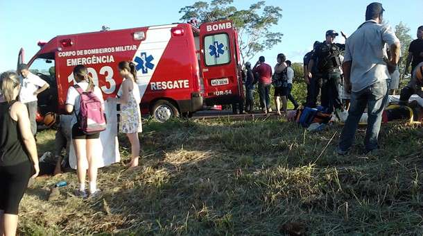 Carro de prefeitura colide em moto e dois ficam em estado grave