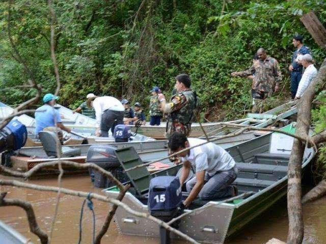 For&ccedil;a tarefa entre pol&iacute;cia e popula&ccedil;&atilde;o retira 800 kg de lixo do rio Miranda