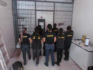 Agentes penitenciários durante operação Pente Fino ontem (11) (Foto: Divulgação/ Agepen)