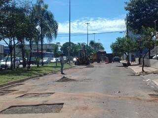 Trecho da Avenida Mato Grosso com a Rua Alagoas passa por serviço de tapa buraco. (Foto: Mayara Bueno).