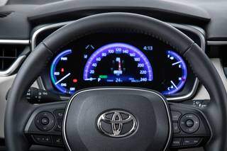 Na versão híbrida, o Altis conta com painel de instrumentos com tela TFT de 7” digital e colorida com computador de bordo. O Corolla híbrido não conta com o paddle shift no volante.