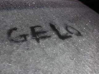 Amambai registra zero grau e em gelo se forma em para-brisa de carro. (Foto: A Gazeta News)
