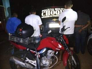 Os quatro integrantes da quadrilha foram presos, com eles estavam a moto preta roubada e uma vermelha (Foto: Choque/Divulgação)