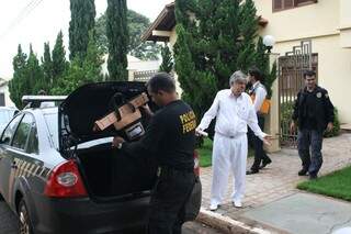 Policiais recolhem materiais na casa de médico, que é diretor-geral do HC e dono da Neoradio (Marcos Ermínio)