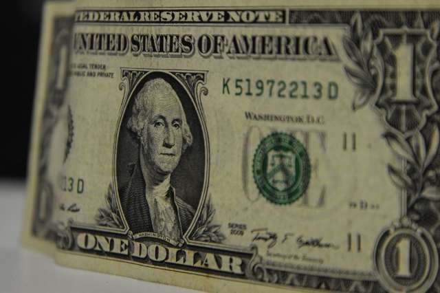 D&oacute;lar fecha em queda, mas encerra 2018 com valoriza&ccedil;&atilde;o de 17%