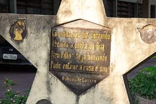 Poesia dá boas vindas para quem chegava a Corumbá pela ferrovia. (Foto: Kisie Ainoã)