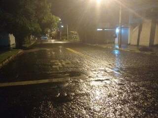 Chuva fraca baixa temperatura e refresca in&iacute;cio da noite de feriado na Capital 