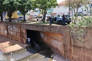 Polícia no local onde rapaz pulou no córrego (Foto: Henrique Kawaminami)