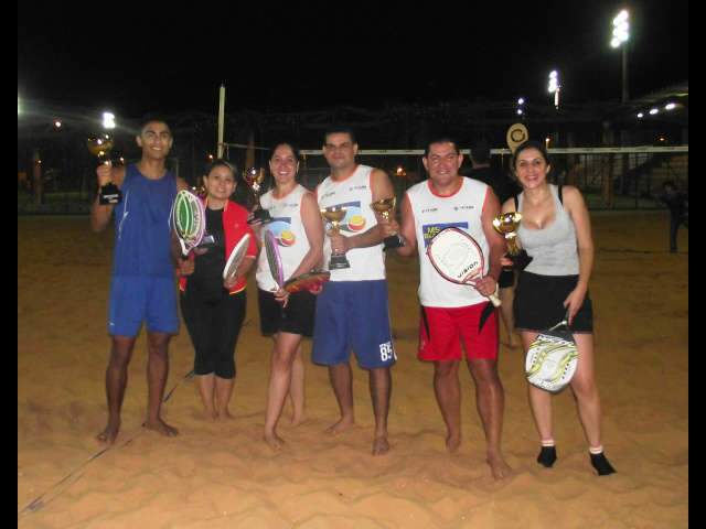  Torneio de beach tennis re&uacute;ne 12 duplas em Campo Grande
