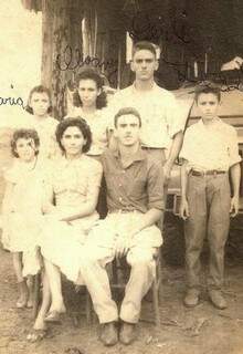 Ramiro Pereira e esposa Hirondina Cândido com os filhos Derli, Deusdete e a direita filhas Maria e Ivani (Foto: Arquivo pessoal)