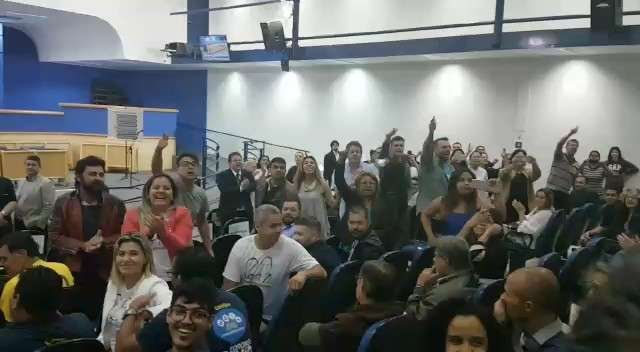 AO VIVO: Evento com Eduardo Bolsonaro registra tumulto na C&acirc;mara de Vereadores