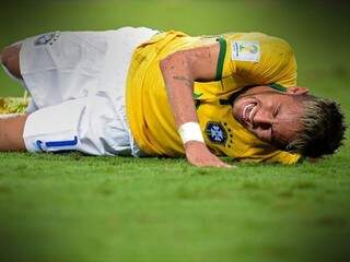 Neymar após sofrer a pancada durante o jogo (Foto: Getty Images/ Fifa)