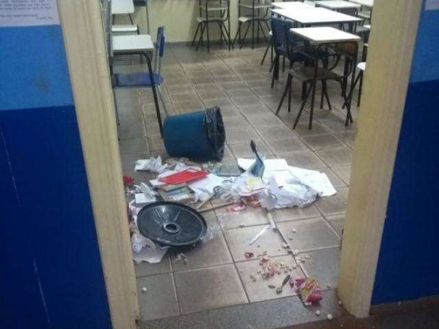 Mulher &eacute; presa ao furtar suspiros e bombons de escola municipal no Tijuca