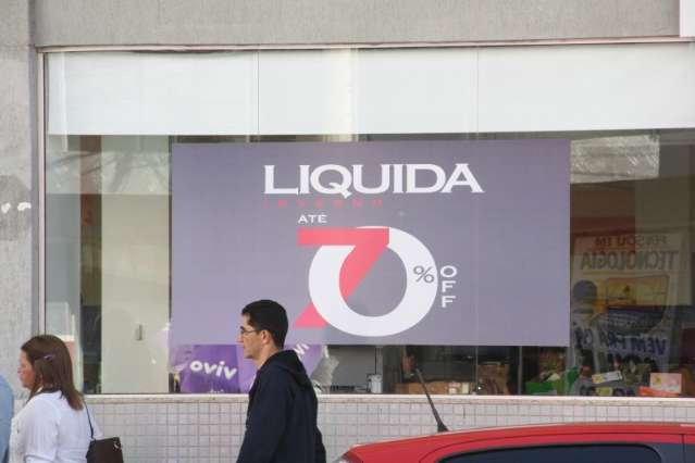 Perto da troca de esta&ccedil;&atilde;o, com&eacute;rcio d&aacute; desconto em produtos de inverno