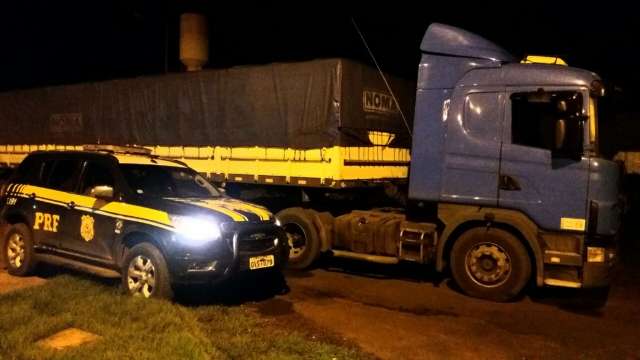 Motorista foge e abandona caminh&atilde;o com 400 mil ma&ccedil;os de cigarro