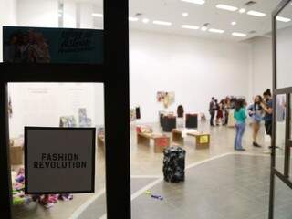 Fashion Revolution foi realizada no Marco, pela artista Gabi Dias. (Foto: Marcos Ermínio)