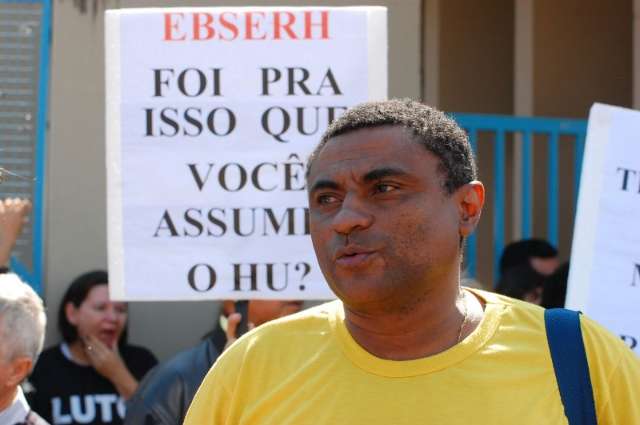 Funcion&aacute;rios param HU e protestam contra o n&atilde;o pagamento de plant&otilde;es