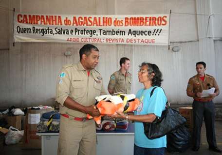 Corpo de Bombeiros começa a receber doações para Campanha do Agasalho 2013