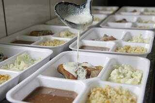 A comida é preparada com pouco sal e gordura e toda semana o cardápio muda. (Foto: Cleber Gellio) 