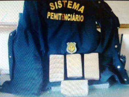 Agente encontra maconha escondida que entupia privada na Gameleira