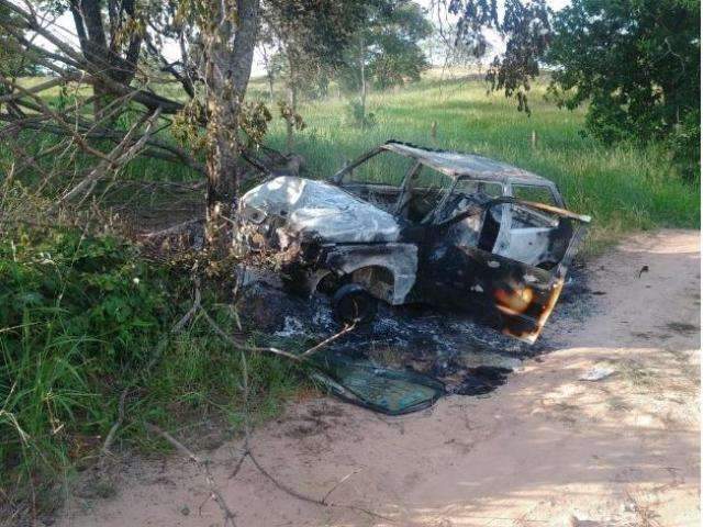 Passageiro de 78 anos morre ap&oacute;s carro bater em &aacute;rvore e pegar fogo 