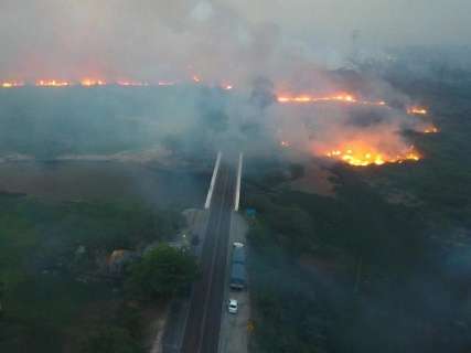 Volta de incêndios deixa Corumbá sem internet e abastecimento de água 