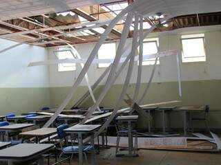 Telhado e forro de escola em Bandeirantes foram destruídos durante temporal. (Foto: Marina Pacheco/Arquivo)