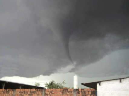 Foto na internet parece, mas não é tornado na Capital, segundo meteorologista