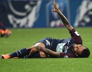 O lateral brasileiro Daniel Alves no momento da lesão no joelho em jogo da final da Copa da França no dia 8 deste mês (Foto: Damien Meyer/AFP)