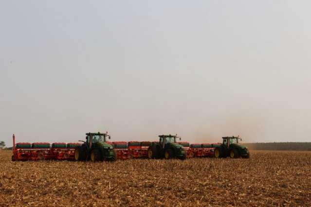 Chove e produtores da Capital iniciam plantio da soja com um m&ecirc;s de atraso