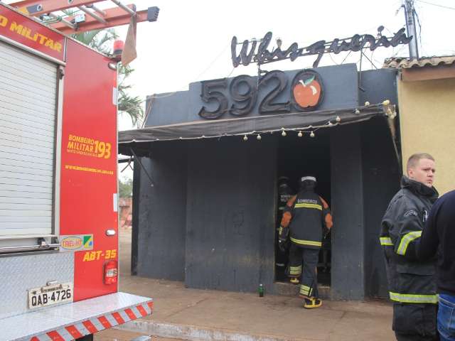 Fogo atinge boate e suspeita &eacute; de inc&ecirc;ndio criminoso