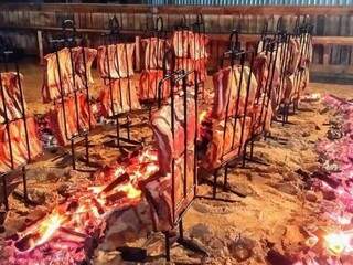 Foram quatro meses organizando a churrascada que vai trazer fogo de chão e outras carnes em diferentes estações. (Foto: Divulgação)
