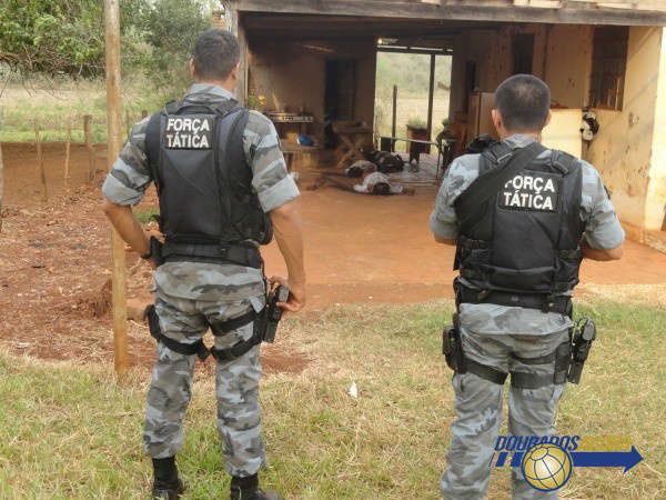  Pol&iacute;cia ouve dois suspeitos de matar tr&ecirc;s pessoas em fazenda de Dourados 