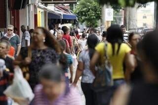 Movimento intenso nas lojas do centro da Capital nesta segunda-feira (Fotos: Cleber Gellio) 