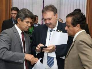 Deputados Rinaldo Modesto (PSDB), Paulo Siufi (MDB) e Amarildo Cruz (PT) durante sessão (Foto: Victor Chileno/ALMS)