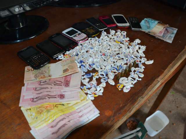  Irm&atilde;os s&atilde;o presos vendendo droga ao lado de escola no Jardim Bonan&ccedil;a