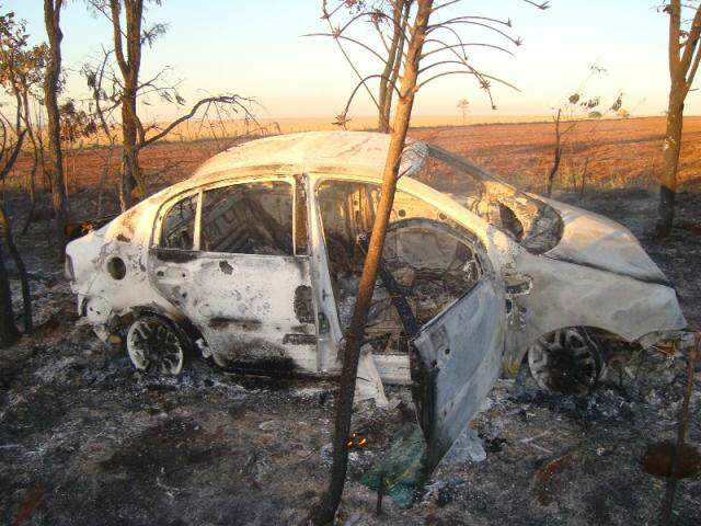  Ap&oacute;s sair da pista, carro pega fogo na BR-163 em S&atilde;o Gabriel do Oeste 