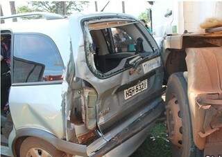 Veículo oficial da prefeitura ficou com a traseira destruída. (Foto: Jose Pereira/ Sidrolândia News)