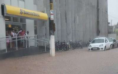 Chuva provoca alagamento e causa transtorno em Coxim 