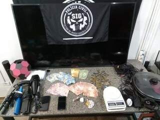 Dinheiro, objetos e drogas apreendidos no imóvel. (Foto: Adilson Domingos) 