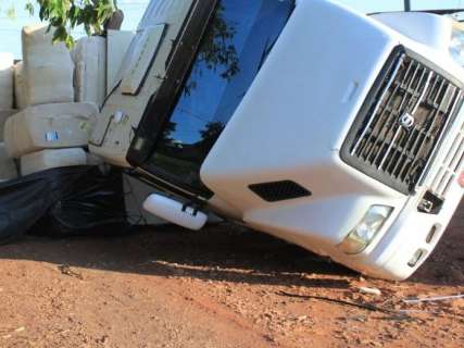 Carreta vira ao tentar manobrar em rua esburacada no Jardim Itamarac&aacute;