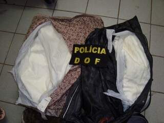 A droga estava escondida no forro dos casacos da boliviana (Foto: DOF)