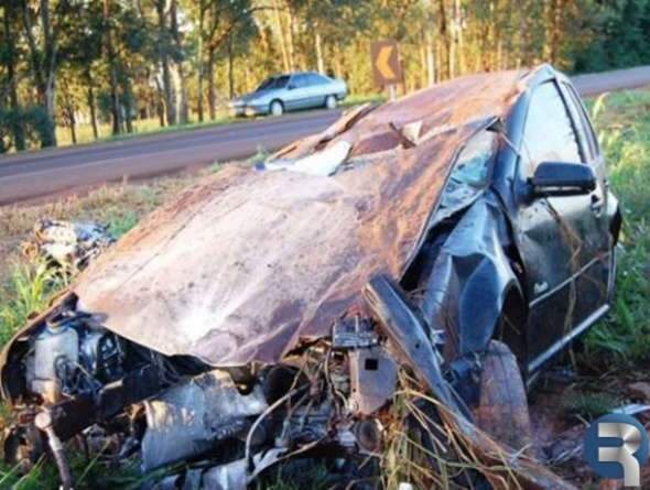  Golf capota em rodovia e quatro tenentes do Ex&eacute;rcito ficam feridos