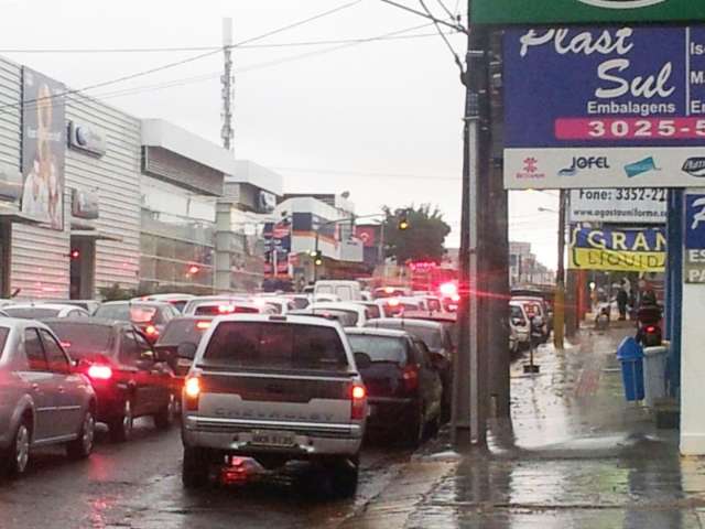 Colis&atilde;o entre carro e moto deixa um ferido e causa congestionamento em avenida 