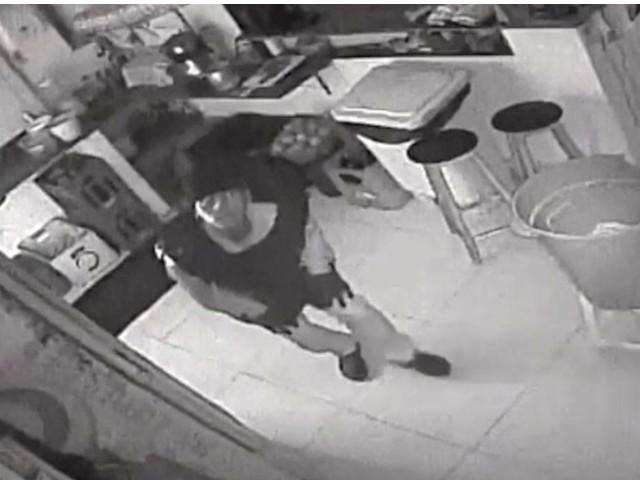 C&acirc;mera flagra momento que ladr&atilde;o de churrascaria &eacute; preso em flagrante 