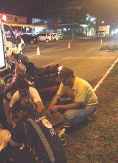 Motociclista perdeu controle do veículo ao passar por buraco na Via Park. (Foto: Taynara Foglia/  Direto das Ruas)