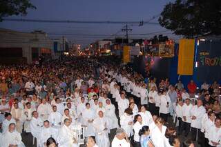 Uma multidão acompanhou as celebrações católicas no centro de Campo Grande (Foto: Pedro Peralta)