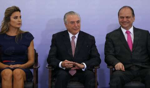 Mulheres devem ser inclu&iacute;das em tomada de decis&atilde;o sobre parto, diz ministro