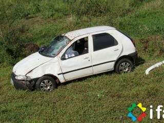 Motorista perdeu controle em curva, carro capotou e caiu em barranco (Foto: iFato)