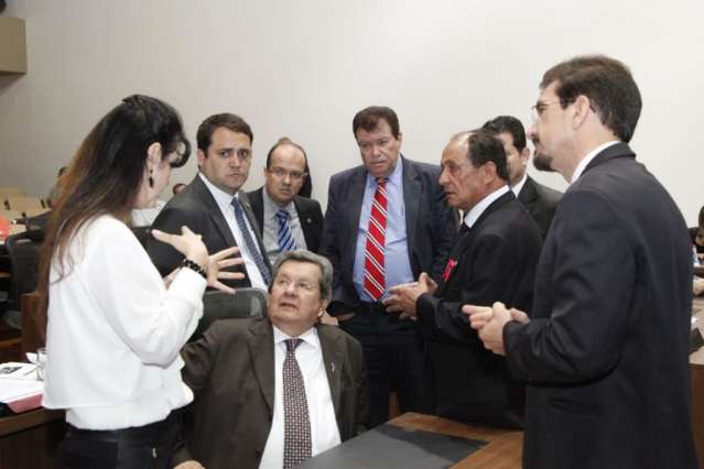 Deputados se re&uacute;nem com operadoras para avaliar acordo ap&oacute;s CPI